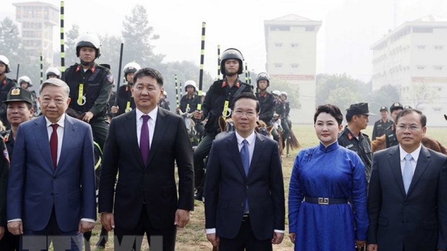 Chủ tịch nước và Tổng thống Mông Cổ thăm Bộ Tư lệnh Cảnh sát Cơ động